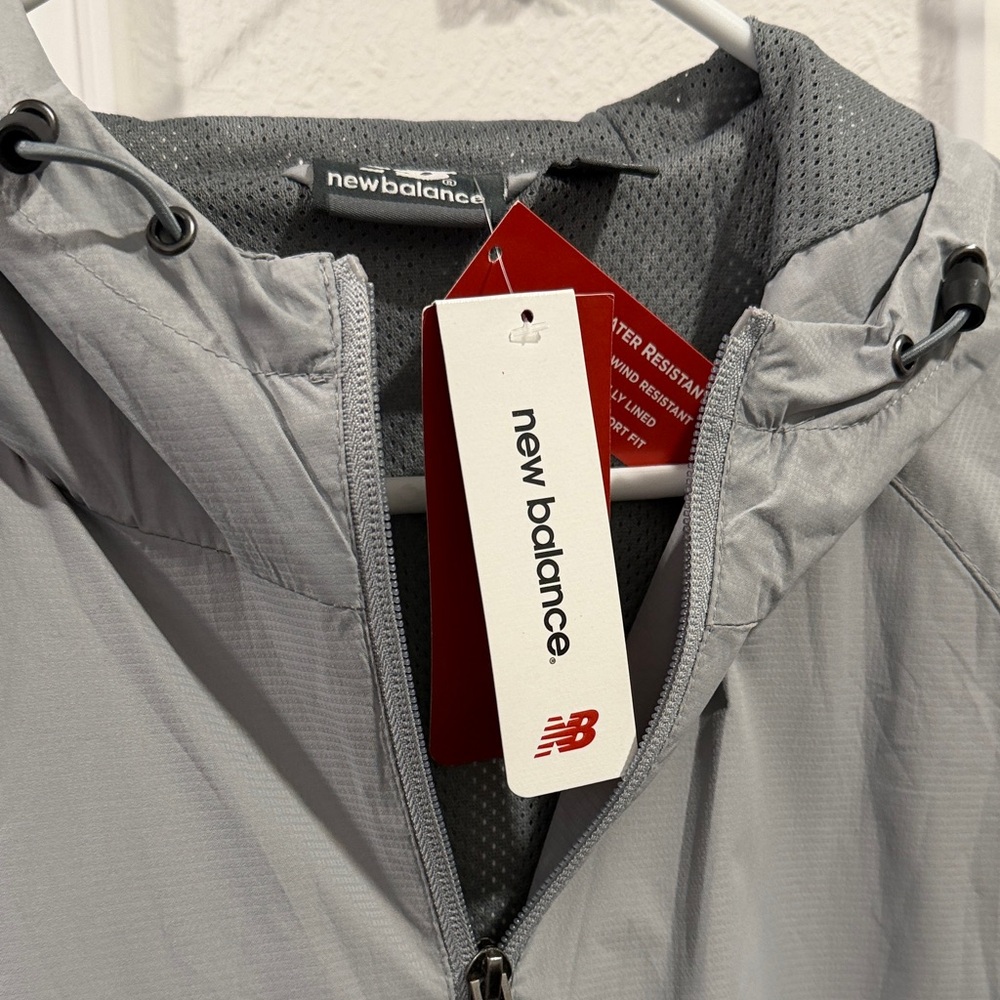 New Balance NWT  Light Gray all weather Jacket. Water & Wind Resistance - Picture 4 of 8